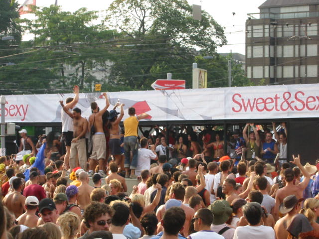 Momentanes Bild ist streetparade 2003/109-0907_IMG.JPG
Hier klicken wird folgendes anzeigen: 109-0908_IMG.JPG